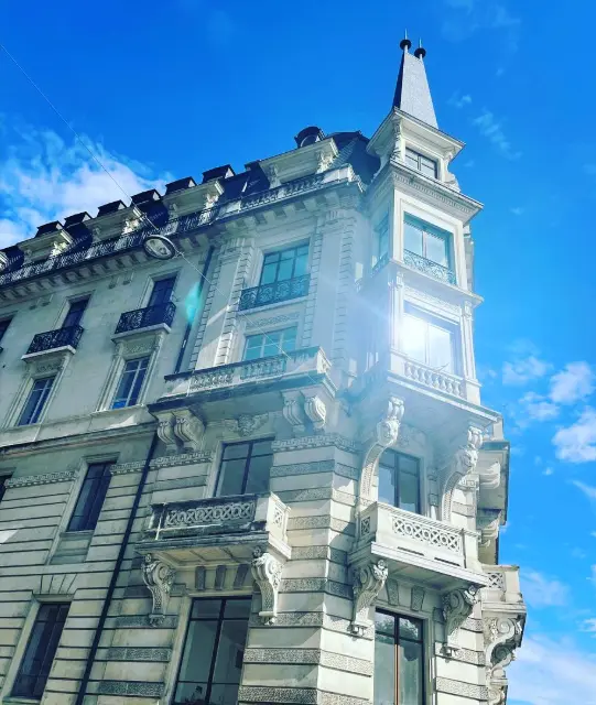 Séjour lumineux d’un appartement à Genève